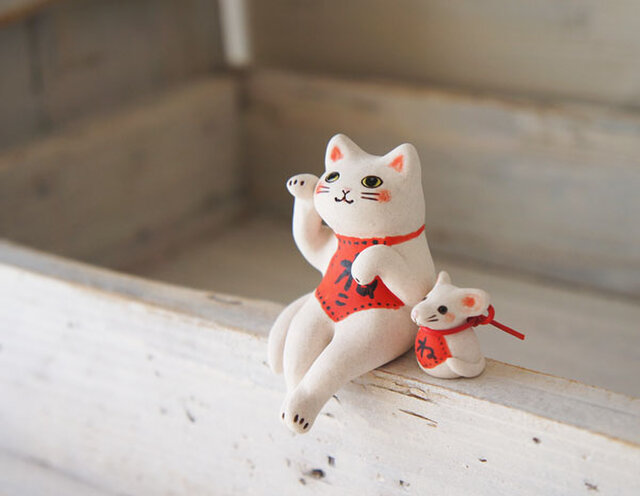 【陶器の座る招き猫+干支のねずみ】*白猫腹掛eの画像1枚目