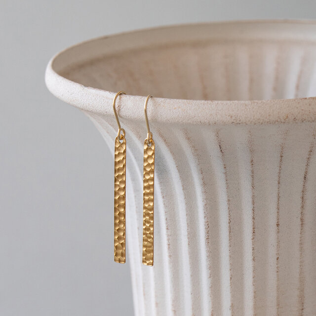 鎚目模様の真鍮ピアス