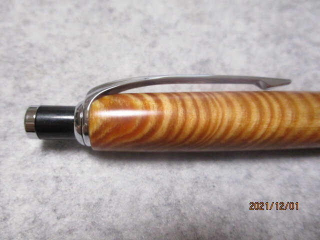 肥松(黒松)ジン 金襴杢 伊後の大松 ノック式コンプソンボールペン 希少材の画像1枚目