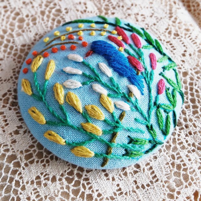 刺繍ブローチ・ことりと草花( 水色)の画像1枚目