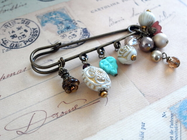 ブローチ ベージュのフラワーアクリルビーズ 秋冬 アンティーク