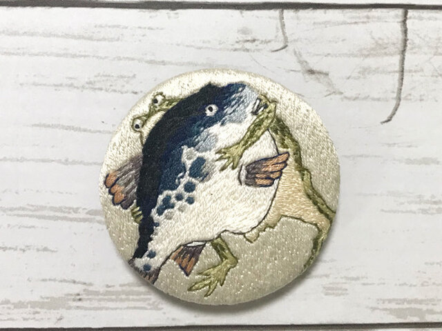 手刺繍日本画ブローチ*伊藤若冲「河豚と蛙の相撲図」よりの画像1枚目