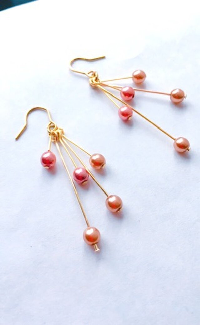 ピンク色の小粒パールピアス/イヤリングの画像1枚目