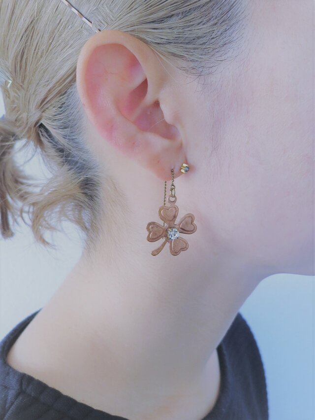 四つ葉クローバーピアス pierced earrings clover <PE3-1219> | iichi