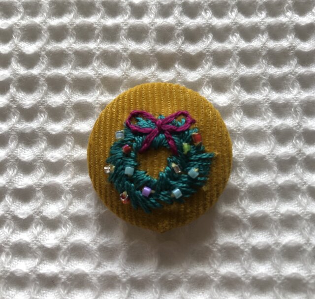 直径3㎝ビーズ刺繍の包みボタンブローチ ☆クリスマスの画像1枚目