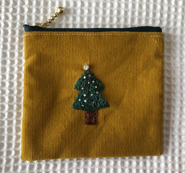 刺繍のファスナーポーチ☆クリスマスの画像1枚目