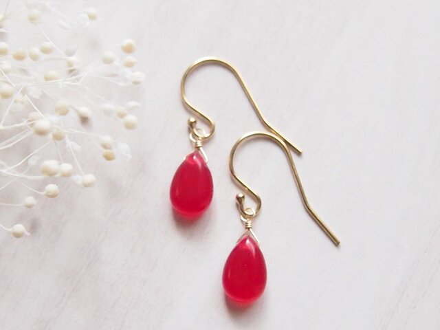 レッドカラージェードのシンプルピアス（14kgf）／イヤリング | iichi