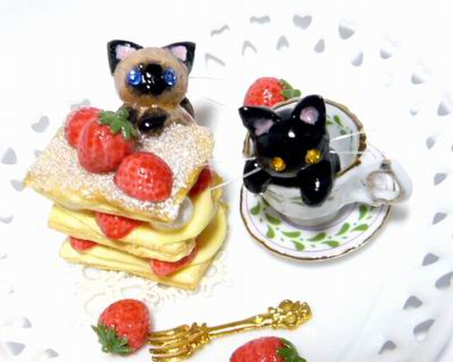 にゃんこのしっぽ いちごミルフィーユのハートプレート 置物 ミニチュア 猫2 Iichi ハンドメイド クラフト作品 手仕事品の通販