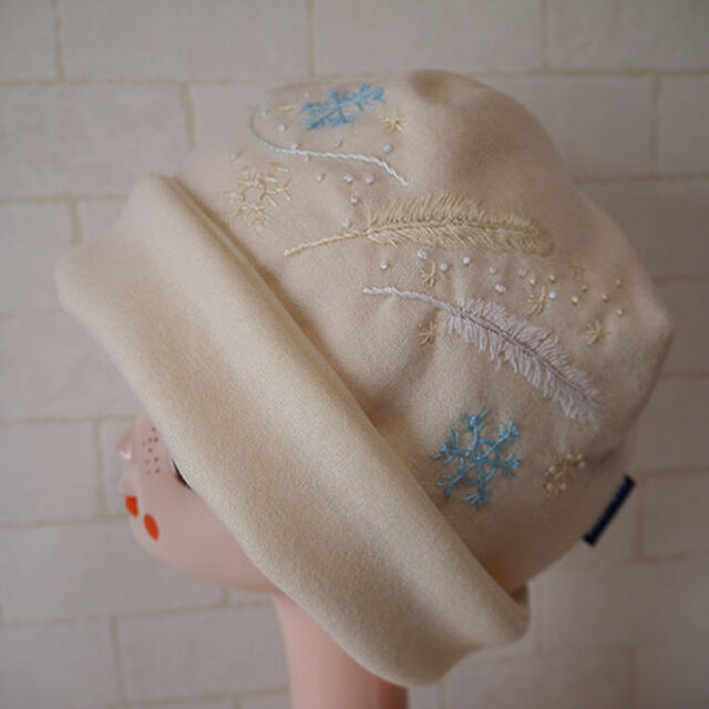 圧縮ウールニット生地で作ったニット帽（雪と羽）