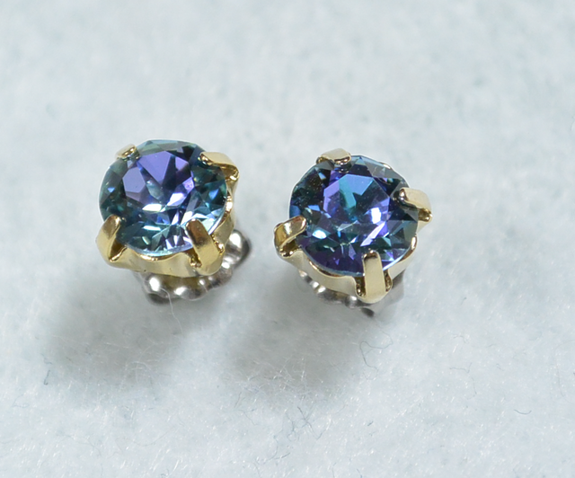 スワロフスキー・レアカラーチャトンのピアス(6mm・アクアマリンヴィトレイルライト)の画像1枚目