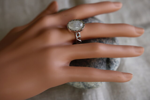 神秘的なシラーが美しい☆大きなホワイトラブラドライトの