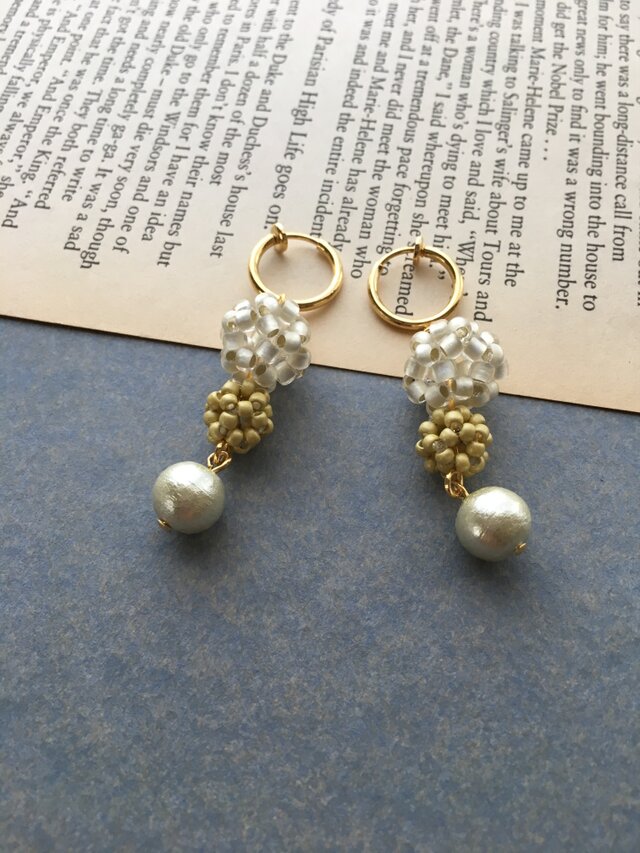 ＊展示品＊ビーズボールとコットンパールのフープイヤリング〈ミモザ〉