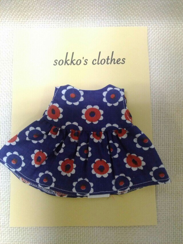 sokko's Dress 紺紫地に白、赤のお花柄ワンピースの画像1枚目