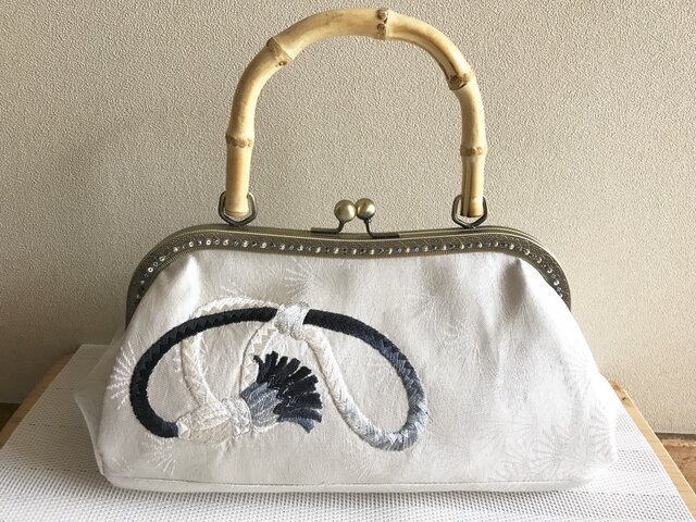 がまぐちバンブーバッグ・シルバー×組みひも柄の刺繍・2の画像1枚目