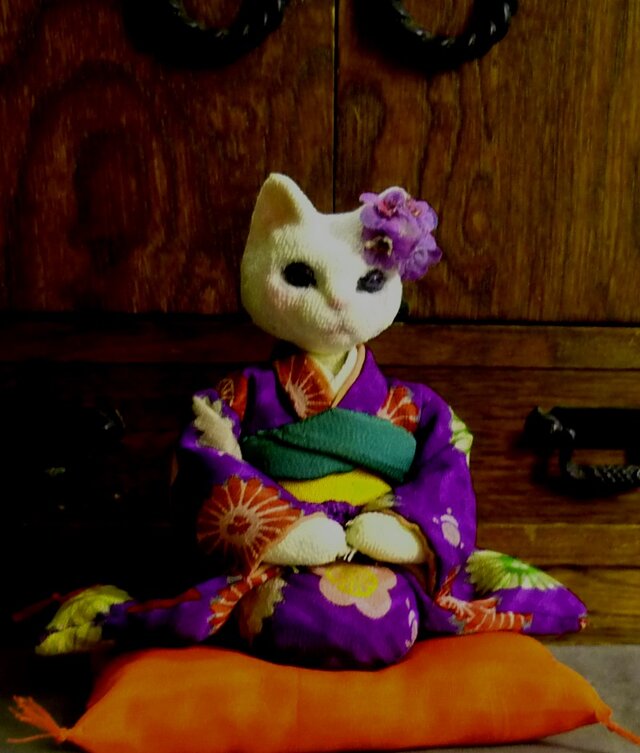 紫の振袖に紫の花簪でおめかしの猫のお嬢さん 紅絹の座布団付 | iichi ハンドメイド・クラフト作品・手仕事品の通販