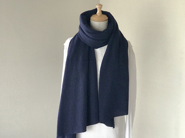 温度を纏う 純カシミヤのふわふわショールストール Navy | iichi