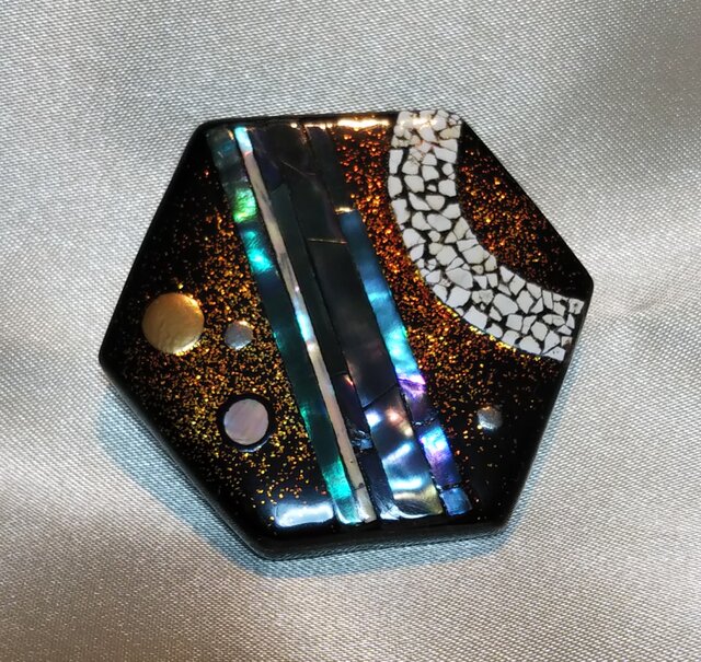 蒔絵ブローチ 宇宙 | iichi 日々の暮らしを心地よくする