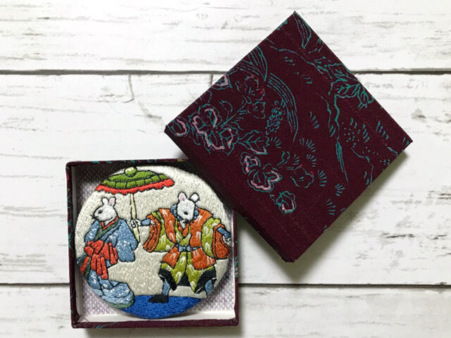 手刺繍浮世絵ブローチ＊歌川広重「春遊び福大黒 鼠の所作事」より