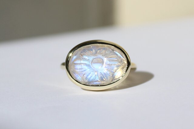 Royal Blue Moonstone Carving Ring / K10YGの画像1枚目