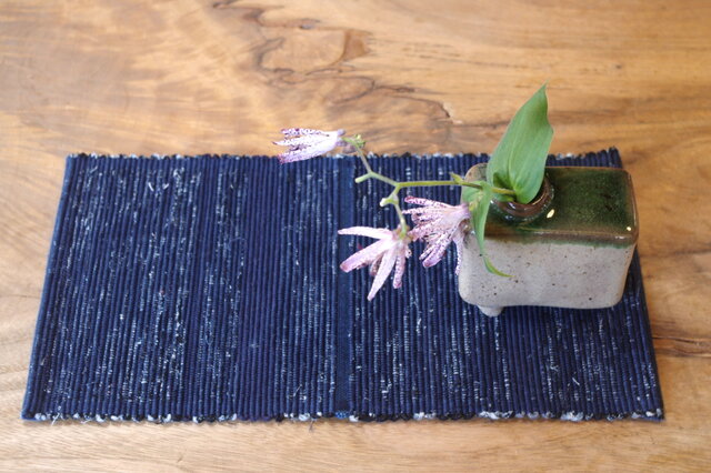 置くものを引き立てる 藍色裂き織りティーマット 木綿の画像1枚目