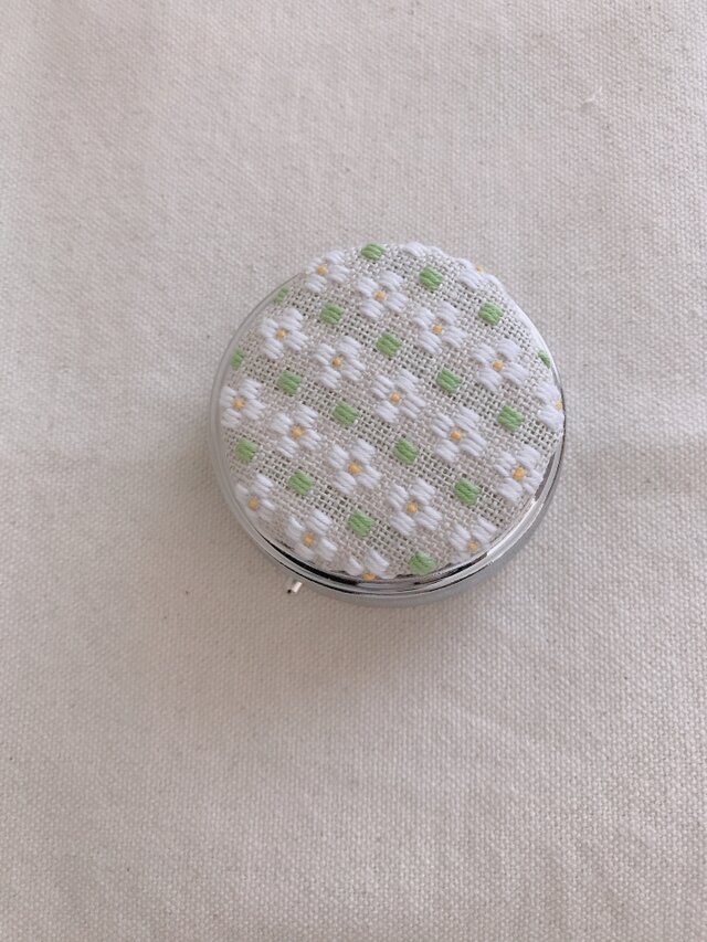 *再販* こぎん刺しのピルケース〈6cm×はなもよう〉の画像1枚目