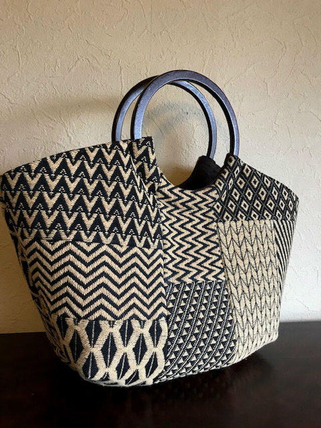 インド綿刺繍柄剥ぎ手提げ　丸い木の手　