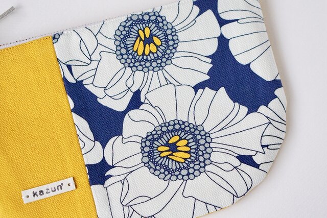 デザイナーズ生地で作ったデイジー柄の半月型ポーチ・本革使用（黄色の