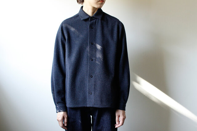 powderyarn eamirudo wool shirt/navyの画像1枚目