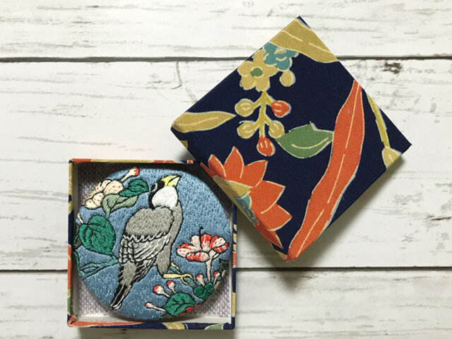 美術品 浮世絵 刺繍 花 手刺繍浮世絵ブローチ＊葛飾北斎「鵤と白粉花」より | iichi 日々の