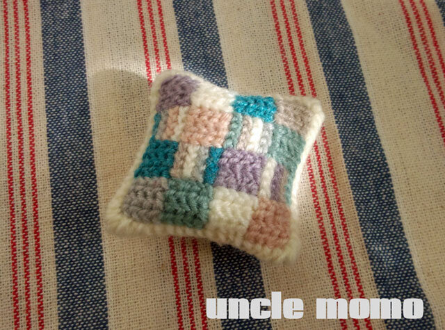 ドール用ツヴィスト刺繍のクッション Hygge 1/12ミニチュア・ファブリックの画像1枚目