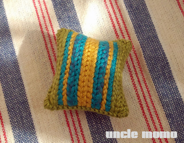 ドール用ツヴィスト刺繍のクッション Provence 1/12ミニチュア・ファブリックの画像1枚目
