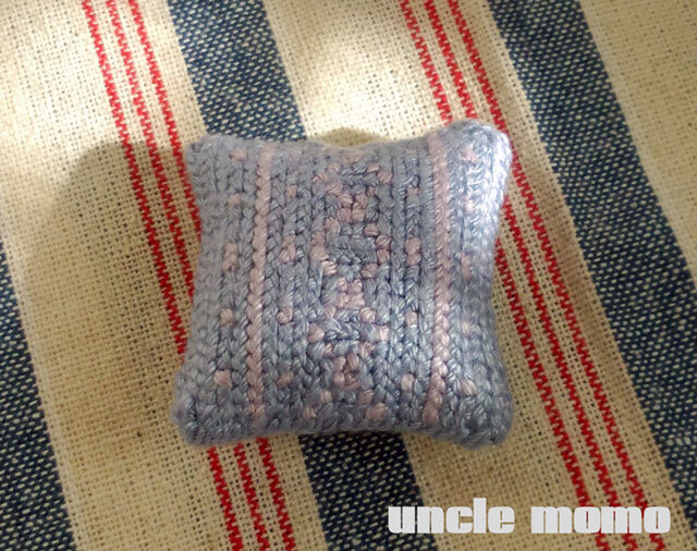 ドール用ツヴィスト刺繍のクッション Blue Lavender 1/12ミニチュア・ファブリックの画像1枚目
