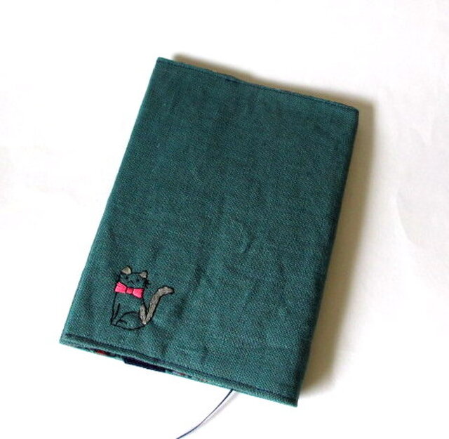 猫の刺繍ブックカバー ブルー*グレーのハチワレネコの画像1枚目