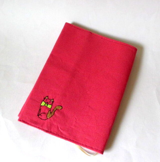 猫の刺繍ブックカバー ピンク 茶のハチワレネコ Iichi ハンドメイド クラフト作品 手仕事品の通販