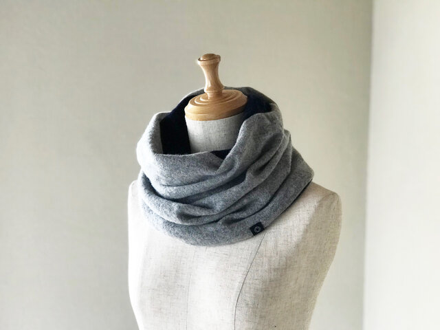 温度を纏う 純カシミヤのふわふわリバーシブルねじりスヌード Gray/Navyの画像1枚目