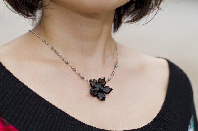 Black Flower pendantの画像1枚目
