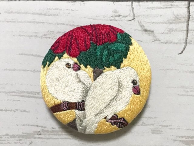手刺繍浮世絵ブローチ*小原古邨「椿に白文鳥」よりの画像1枚目