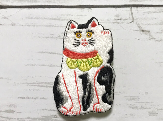 手刺繍日本画ブローチ*川崎巨泉「武蔵五日市初市張子猫」の画像1枚目