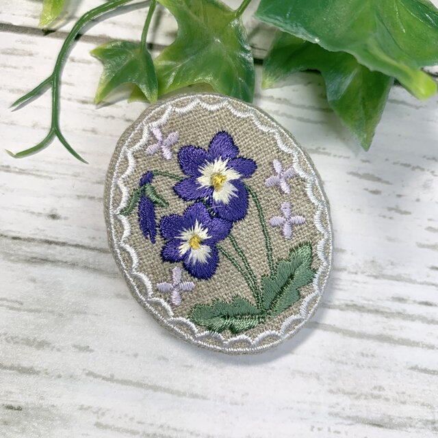 刺繡ブローチ ビオラ レース枠 リネンの画像1枚目