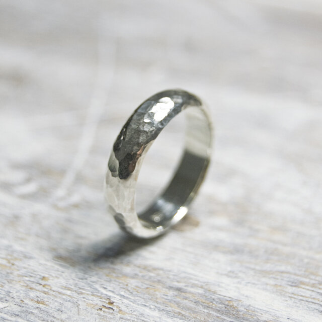 でこぼこ シルバープレーンリング 5.0mm幅 鎚目 シルバー950｜SILVER RING 指輪 シンプル｜206 | iichi  日々の暮らしを心地よくするハンドメイドやアンティークのマーケットプレイス