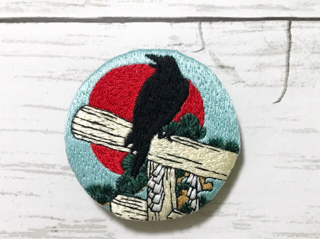 手刺繍浮世絵ブローチ*屋島岳亭「鳥居のカラス」よりの画像1枚目