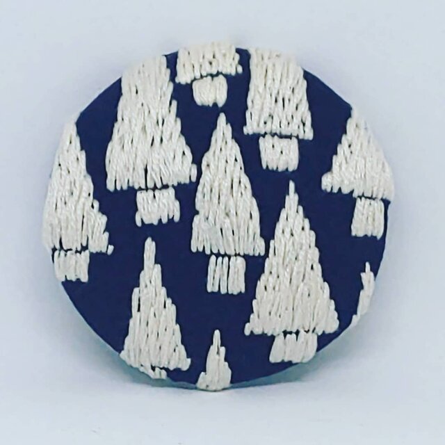 刺繍ブローチ・mori( ネイビー×オフホワイト)の画像1枚目