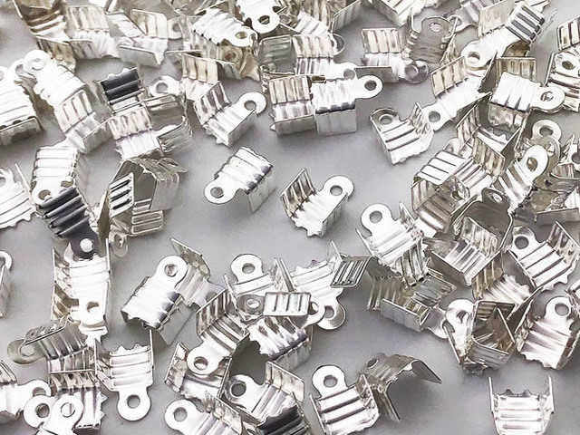 送料無料 紐止め金具 カシメ シルバー 白銀 150個 幅5mm エンドパーツ 留め金具 アクセサリー パーツ (AP0838)の画像1枚目