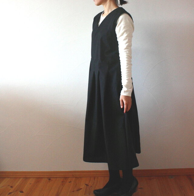 Vネックのジャンバースカートワンピース