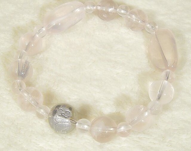 かわいい招き猫が描かれた水晶と、ローズクォーツのブレスレット