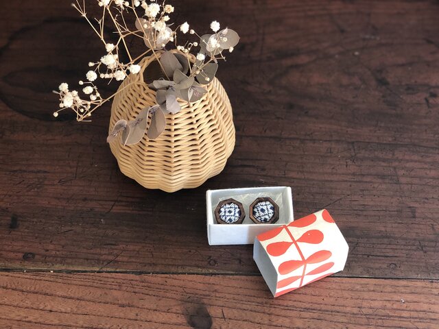 こぎん刺し ⌘木枠8角形ピアス⌘ モドコ:石畳の画像1枚目