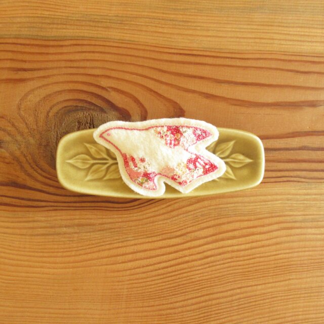 白い鳥さんのブローチ　カラフルコラージュ、ピンク