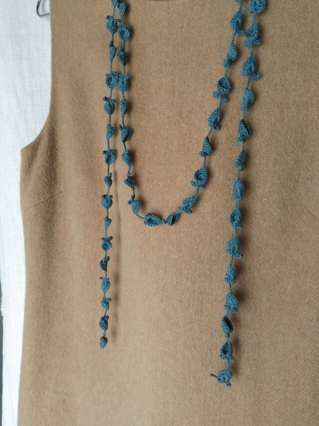 灰青緑　花と葉のかぎ針編みネックレス