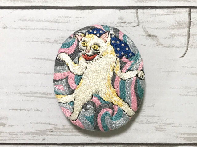 手刺繍日本画ブローチ*与謝蕪村「榊原家の化け猫」よりの画像1枚目