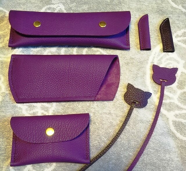 【ご予約品】シクラメン 手縫いトリヨンのシンプルな名刺入れ&キャップ の画像1枚目